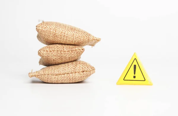 Ein Bild Von Getreidesäcken Miniaturformat Mit Warnschild Vorsicht Vor Lebensmittelknappheit — Stockfoto