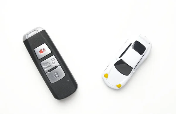 Ein Bild Von Autoschlüssel Mit Diorama Auto Auf Weißem Hintergrund — Stockfoto