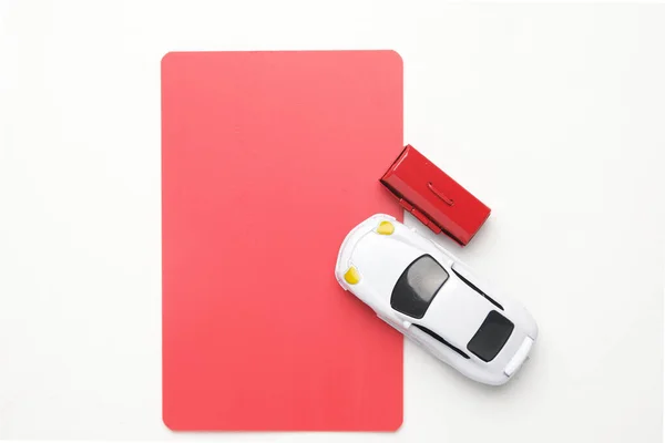 ツールボックスとコピースペースの赤いカードと車のジオラマのフラットレイ画像 自動車負債の概念 — ストック写真