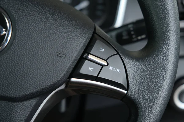 ステアリングホイールで選択フォーカス画像車のダイヤルボタン — ストック写真