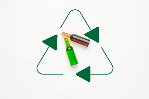 Een Platte Afbeelding Van Glazen Fles Miniatuur Met Recycle Symbool Stockfoto