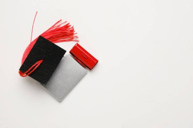 Telif uzayı beyaz zemin üzerinde dizüstü bilgisayarın minyatür, havan ve araç kutusunun düz bir resmi