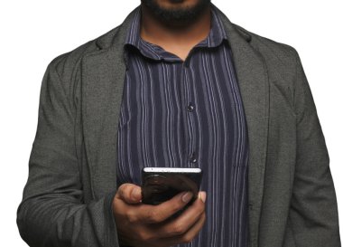 Beyaz arka planda akıllı telefon tutan adamların resmi..