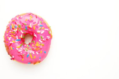 Çilek kaplama ve fıskiyeli bir donut resmi..