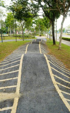 Kamu bisiklet parkı engebeli bölümünün gürültü efektli seçmeli odak resmi