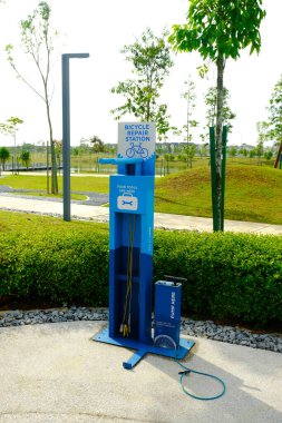 Bisikletçi tarafından kendini tamir etmek için kullanılan bir bisiklet istasyonu resmi..