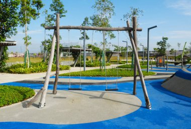 Parkta ahşap tipli salıncak seçmeli odak resmi.