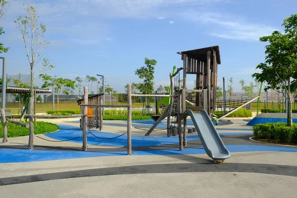 Eğlence alanındaki oyun parkının seçici odak resmi.