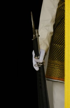 Kapıda süngü tutan Malezyalı bir askerin resmi..