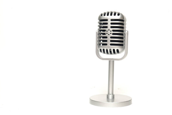 Картина классического монохромного микрофона на изолированном белом фоне
