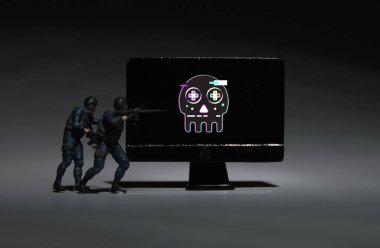 Masaüstünde minyatür anti-terörist minyatür görüşlü siber güvenlik tehdidi kafatasının seçici odak noktası.