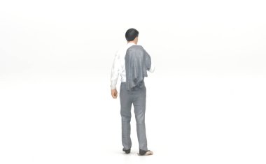 Elinde blazzer tutan ve beyaz arka planda plastik üzerinde yürüyen minyatür adamların resmi..