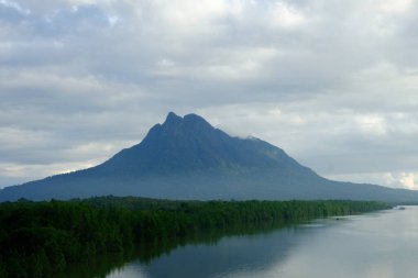 Gürültü efektli bir resim. Gunung Santubong 'un sabahları nehir görüşü ile birlikte..
