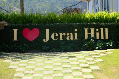 Kedah, Malezya - 7 Şubat 2025: Gündüz vakti Jerai Hill tabelasına bayılıyorum.