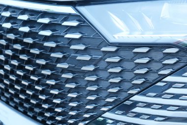 SUV üzerindeki araba ızgarasının seçici odak resmi.