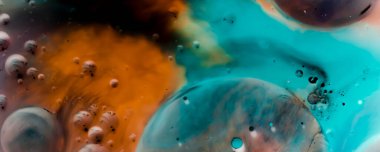 Su üzerinde yüzen boya baloncuklarının arkaplanı yağlı renklerle dolu.