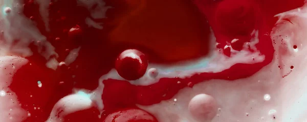 Su üzerinde yüzen boya baloncuklarının arkaplanı yağlı renklerle dolu.