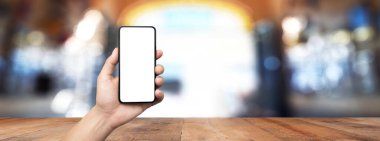 konsept - restoranın içinde beyaz ekranlı cep telefonu - kolay modifikasyon