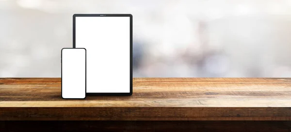 konsept - beyaz ekranlı bir masada cep telefonu ve tablet - kolay modifikasyon