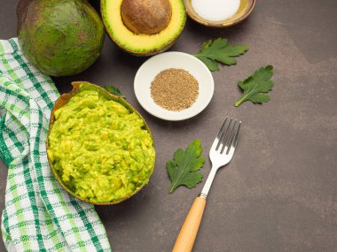 avokado kabuğundaki taze guacamole ev yapımı avokado, limon, tuz ve biber için malzemelerle birlikte. Üst Manzara. Geleneksel Meksika hazırlığı kavramı.