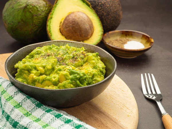Fresh Guacamole Dish Placed Cutting Wooden Board Ingredients Homemade Guacamole — Stock Photo, Image