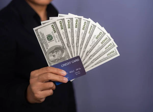 Mladý Muž Držící Modrou Makléřskou Kreditku Americké Bankovky Když Stál — Stock fotografie