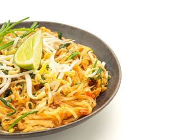 Beyaz arka planda bir tabakta Pad Thai. Üst görünüm.