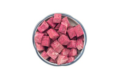 Mor yer elması yığını beyaz arka plandaki bir kasede küçük kareler halinde duruyor. Mor tatlı patates. Üst Manzara. Vejetaryen meyve ve sağlıklı meyve kavramı.