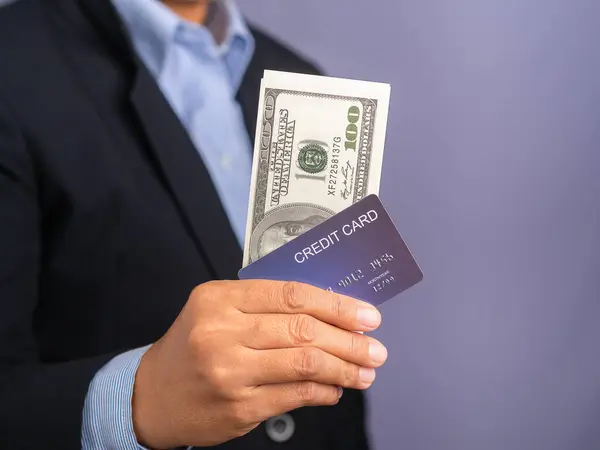 Mladý Muž Držící Modrou Makléřskou Kreditku Americké Bankovky Když Stál — Stock fotografie