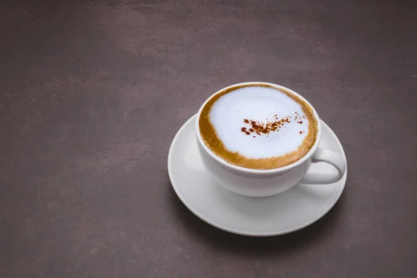 Uma Xícara Café Branco Com Cappuccino Fundo Marrom Escuro Espaço — Fotografia de Stock