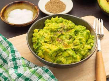 Tahta bir tabakta taze guacamole. Üst Manzara. Geleneksel Meksika hazırlığı kavramı.