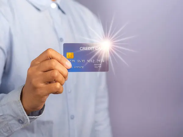 Střední Část Obchodníka Světle Modré Košili Makupem Modré Kreditní Karty — Stock fotografie