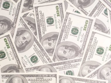 Arka plan olarak yapılmış 100 dolarlık banknotların en üst görüntüsü. Amerikan para birimi ve iş konsepti.
