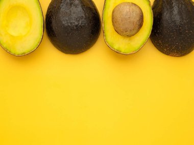 Taze guacamole ve patates cipsi sarı arka planda bir tabakta. Mesaj için yer var. Üst Manzara. Geleneksel Meksika yemekleri ve sağlıklı meyveler kavramı.