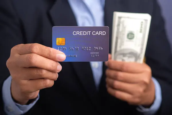 Byznysmen Drží Makléřskou Modrou Kreditní Kartu Americkou Bankovku Zatímco Stojí — Stock fotografie