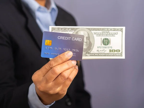 Elinde Mavi Bir Kredi Kartı Gri Arka Planı Olan Bir — Stok fotoğraf