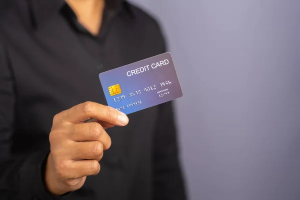 Mladý Muž Černé Košili Ruku Drží Maketa Modré Kreditní Karty — Stock fotografie