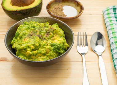 Masadaki tabakta taze guacamole. Üst Manzara. Geleneksel Meksika hazırlığı kavramı.