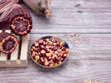 Mor mısır ya da beyaz arka planda izole edilmiş Siyam yakut kraliçesi. Yan görüş. Sağlıklı meyve ve sebze kavramı.