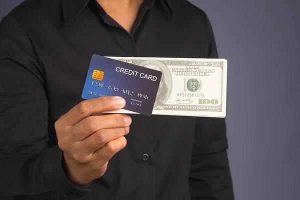 Siyah Tişörtlü Genç Bir Adam Elinde Mavi Bir Kredi Kartı — Stok fotoğraf