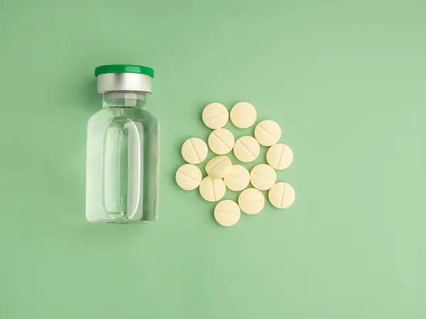 Pila Tabletas Medicamentos Frasco Vacuna Sobre Fondo Verde Claro Acostado —  Fotos de Stock