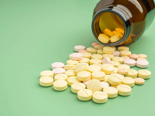 Primer Plano Las Tabletas Medicamento Que Derrama Frasco Drogas Sobre —  Fotos de Stock