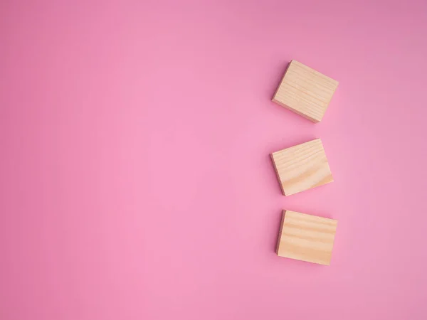 空白の木製のブロックの上部ビューは 孤立したピンクの背景を配置しました テキスト用のスペース 平置きだ オブジェクト概念 — ストック写真
