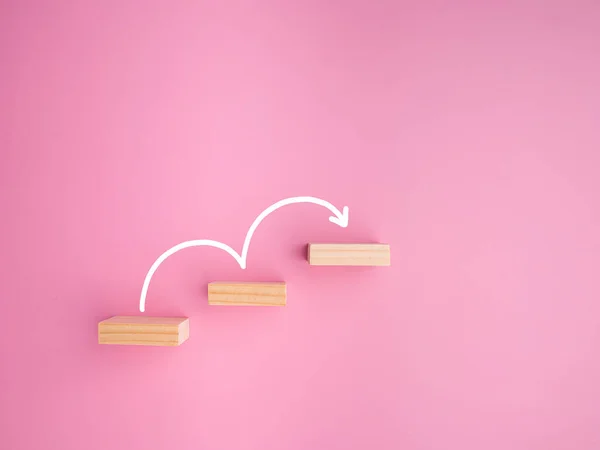 ビジネスの成長や概念図の増加 木製のブロックの上昇矢印ピンクの背景に隔離された階段 — ストック写真