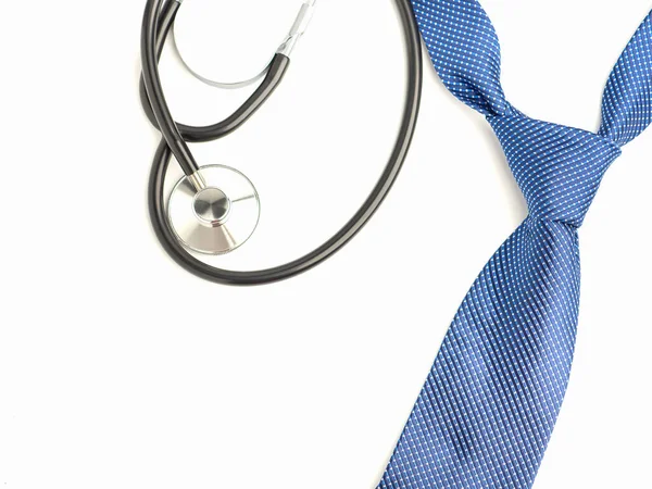 Ett Stetoskop Och Blå Slips Isolerad Vit Bakgrund Högst Upp — Stockfoto