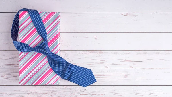 Buona Festa Del Papà Con Una Cravatta Blu Una Scatola — Foto Stock