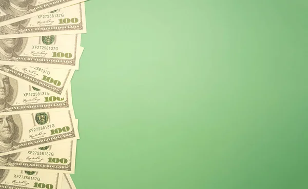 Верхний Вид Банкнот Стодолларового Достоинства Уложил Изолированный Зеленый Фон Плоский Стоковое Фото