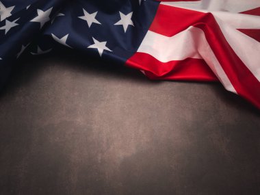 Amerikan bayrağının bir kısmı klasik arka planda izole edilmiş. Üst Manzara. Düz yatıyordu. Metin için boşluk.