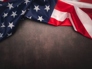 Amerikan bayrağının bir kısmı klasik arka planda izole edilmiş. Üst Manzara. Düz yatıyordu. Metin için boşluk.