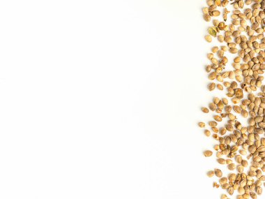 Beyaz arka planda izole edilmiş kenevir tohumları. Metin için boşluk.